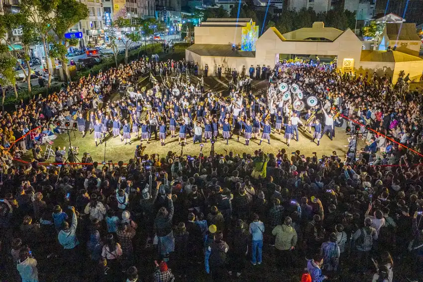 全城沈浸共鳴:俯瞰樂旗隊與人潮零距離互動,在木造場館環繞下,完美詮釋「管樂響全市」的震撼與滿滿幸福感。