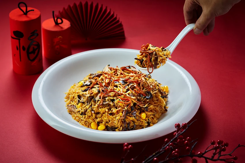 專為素食者設計的羅漢珍珠糯米飯則以牛肝菌、蟲草等多款養生蔬材入菜，香氣溫潤，米粒蒸煮後Q彈飽滿，呈現一道寓意圓滿吉祥的賀歲佳餚。圖/圓山大飯店提供