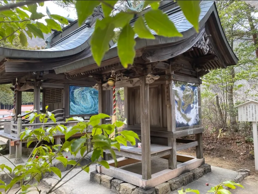 大成龍神社雖然規模不大，參拜人潮絡繹不絕