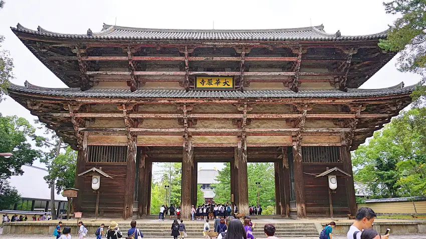 南大門是日本最大的雙層結構的寺院山門，氣勢雄渾，