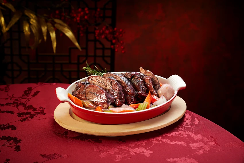 圓山牛排館主廚廖健皓今年首度推出應景年菜「紅酒燉和牛」，完美呈現食材最純粹而典雅的西式年味，祝願開春迎新，厚福綿延，每份售價3,588元。圖/圓山大飯店提供
