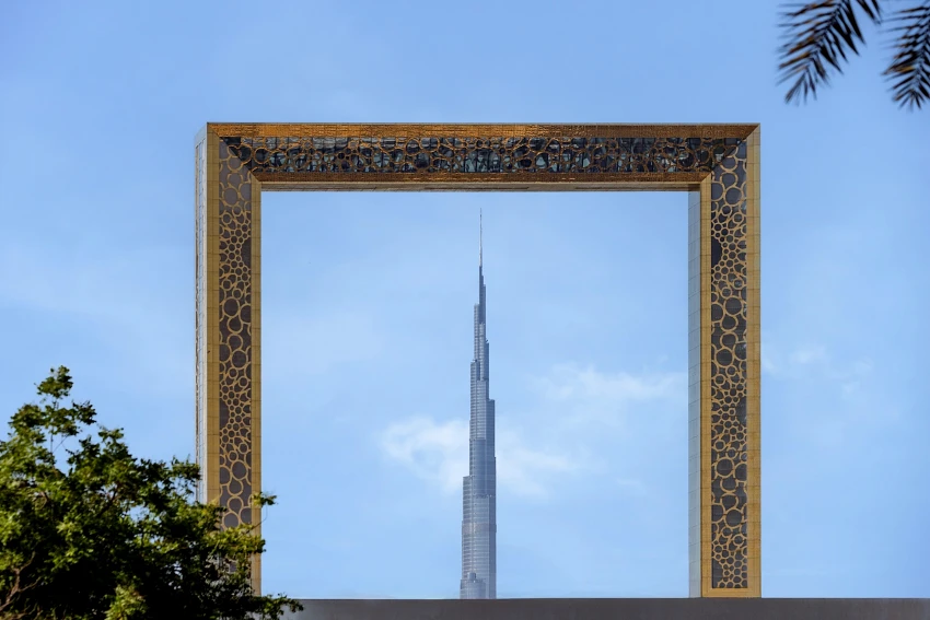 杜拜相框(Dubai Frame)高約50層樓、四面鍍金,榮登全球最大相框的寶座。