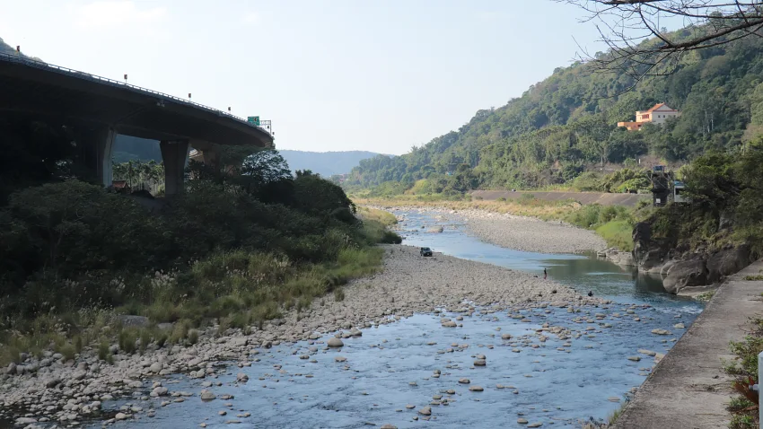 村旁的後龍溪水潺潺，彷彿傾訴著昔日石油開採故事