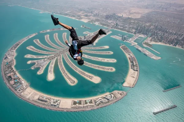 杜拜跳傘（Skydive Dubai）提供世界級的極限運動體驗，從約13,000英尺高空躍下，體驗時速超過200公里