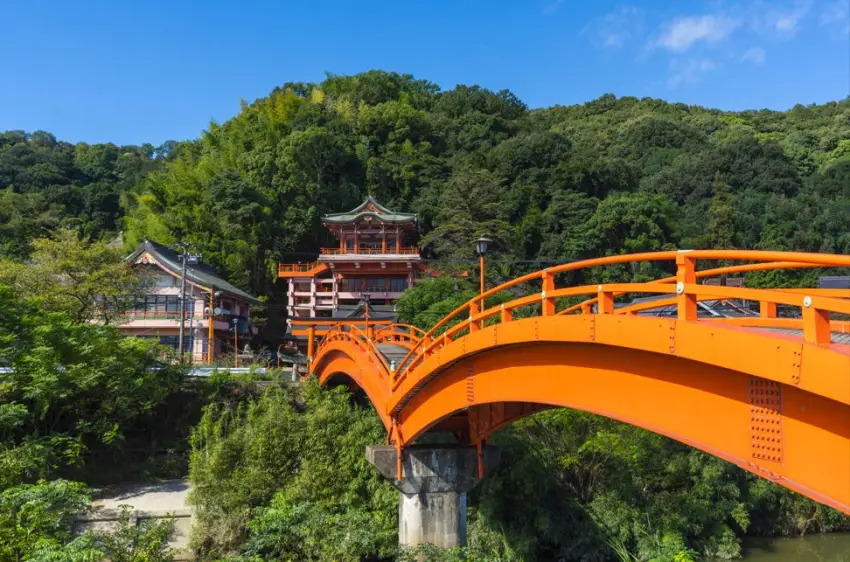 越過朱紅色的拱形橋及大鳥居，眼前即是草戶稻荷神社