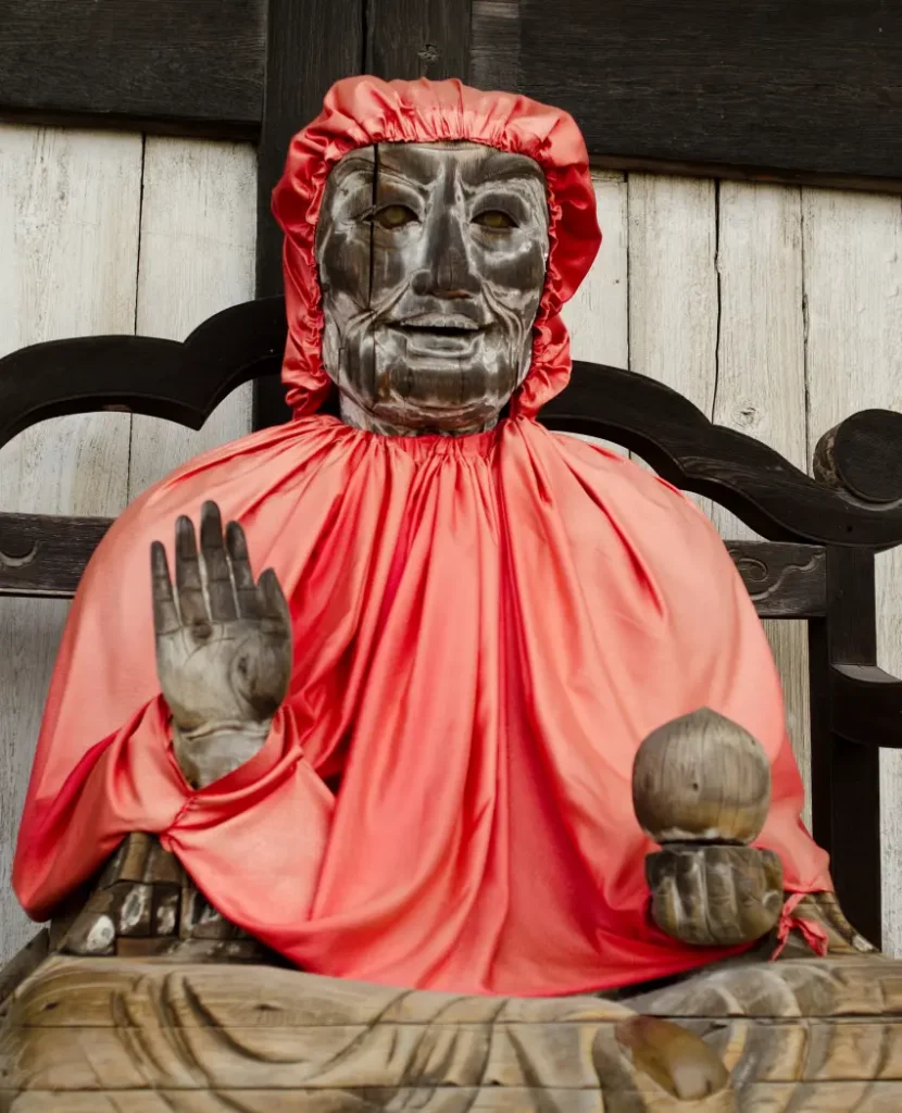 傳說身體不適，只要觸摸賓頭盧尊者雕像相對應位置，便能消除病痛。