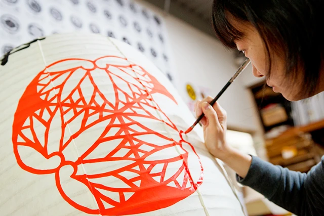 可以請職人代筆，在提燈上書寫名字、家紋或是旅途的紀念文字