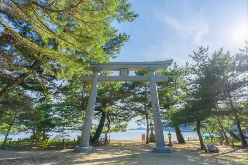 位於海濱的桂濱神社，面向大海的鳥居為其特徵