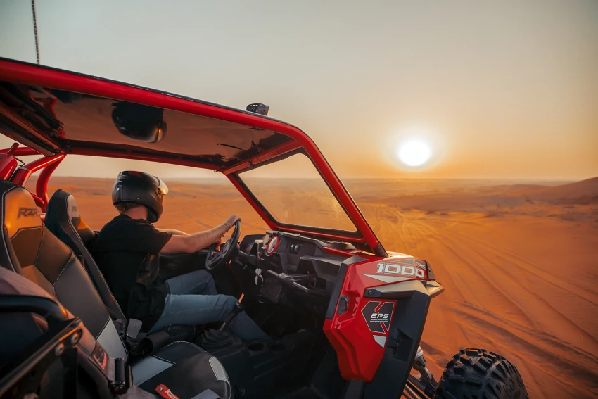 杜拜沙漠可體驗越野車騎行、沖沙丘和騎駱駝等多種越野冒險