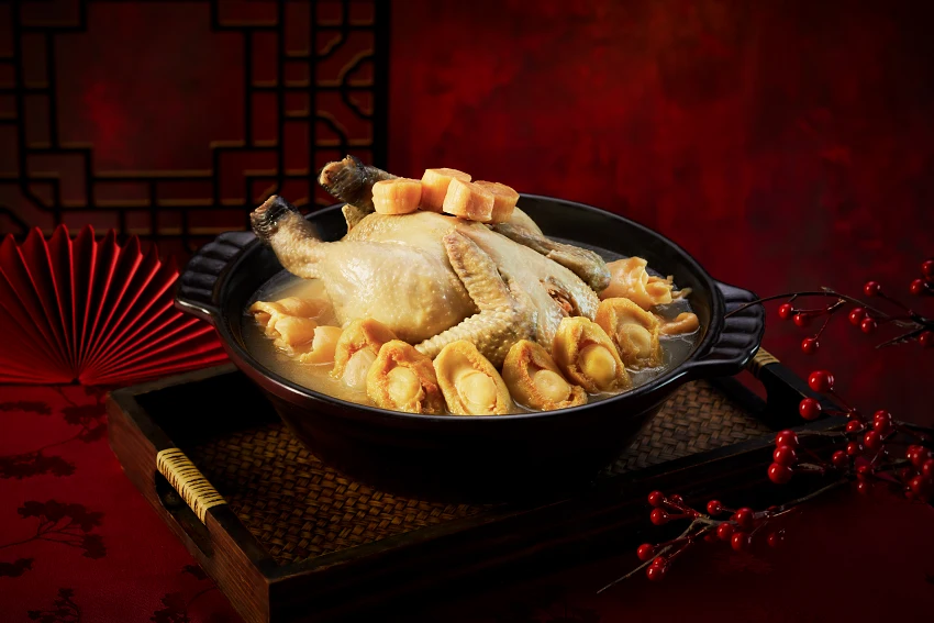 高雄圓山大飯店新任主廚劉政良重新詮釋工序繁複的「瑤柱花膠燉鮑魚雞湯」，每份售價5,088元，啜飲一口湯，代表把四方福氣、財氣與家人情感凝聚在一起。圖/圓山大飯店提供