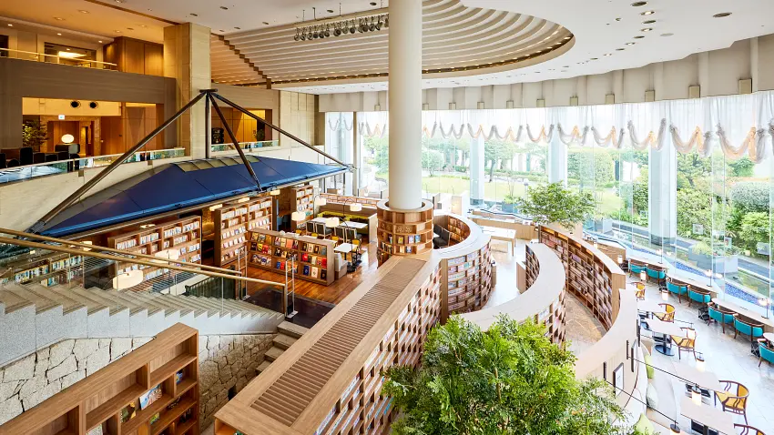 The Library Lounge。靜謐雅緻的休憩環境，融合現代設計與舒適氛圍，是放鬆身心的理想空間。©ANAホリデイ・イン東京ベイ