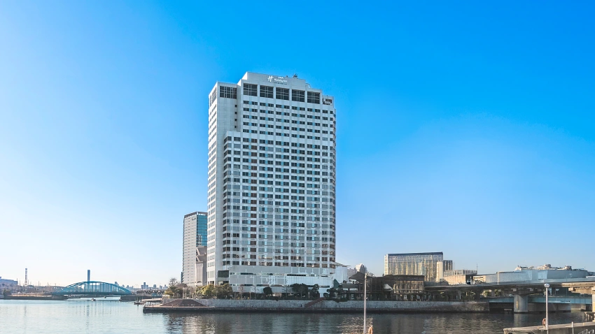 飯店外觀。坐落於水岸環抱之中，現代建築線條與自然景觀交融，呈現優閒度假氛圍。©ANAホリデイ・イン東京ベイ