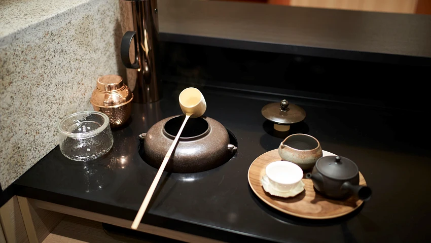 入住後，在前台專設的茶吧，由茶藝專家親自提供煎茶與抹茶。客房也備有精緻且考究的茶壺、茶具等泡茶備品。©Hotel 1899 Tokyo