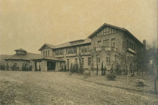 探索日治時期北投草山（陽明山）最大的溫泉浴場—「草山眾樂園」。瞭解這座仿洋式石造建築如何從天皇賀禮蛻變為臺北市教師研習中心（收藏家 潘思源 提供）