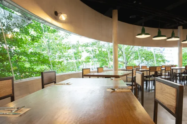 捷絲旅臺大尊賢館二樓的「義饗食堂」，鄰近捷運公館站，空間寬敞、窗景綠意環繞，非常適合家庭親友走春聚餐。圖／捷絲旅提供。