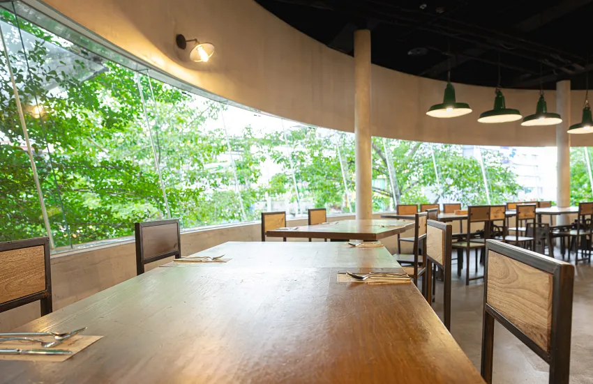 捷絲旅臺大尊賢館二樓的「義饗食堂」，鄰近捷運公館站，空間寬敞、窗景綠意環繞，非常適合家庭親友走春聚餐。圖／捷絲旅提供。