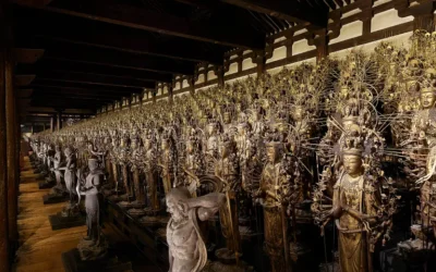 十三間堂，這座歷史超過八百年的古剎，供奉著千尊金光閃閃的千手觀音