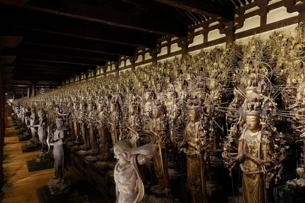 十三間堂，這座歷史超過八百年的古剎，供奉著千尊金光閃閃的千手觀音