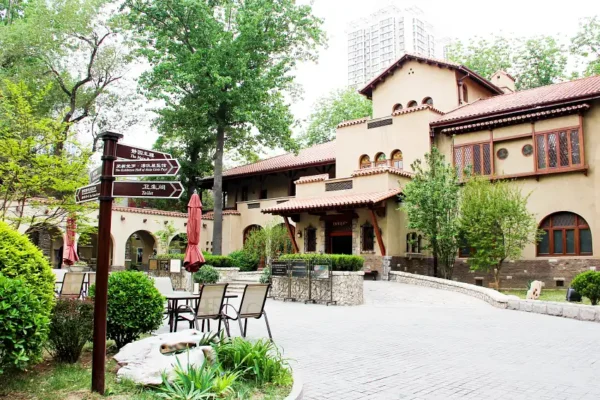 靜園整體外觀優雅，寬廣的庭院與花園水池令人頓生恬適之感