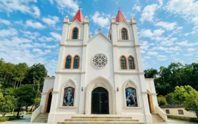 梅山天主堂，創立已有112年歷史，外觀與巴黎聖母院同樣擁有哥德式建築的風格