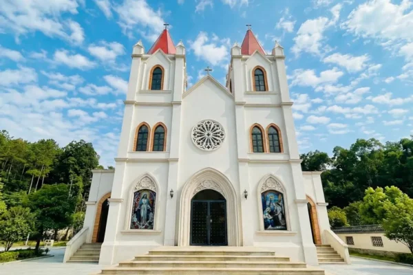 梅山天主堂，創立已有112年歷史，外觀與巴黎聖母院同樣擁有哥德式建築的風格