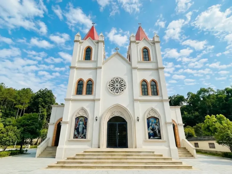 梅山天主堂，創立已有112年歷史，外觀與巴黎聖母院同樣擁有哥德式建築的風格