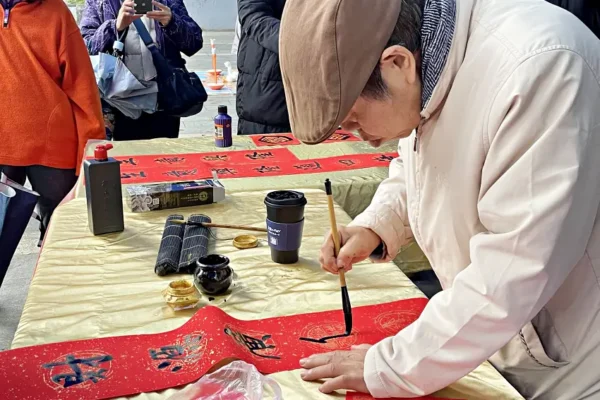 2月7日來碧潭帶走客製春聯，用手寫的溫度，開啟馬到成功的一年。(圖為2025贈春聯活動資料照)