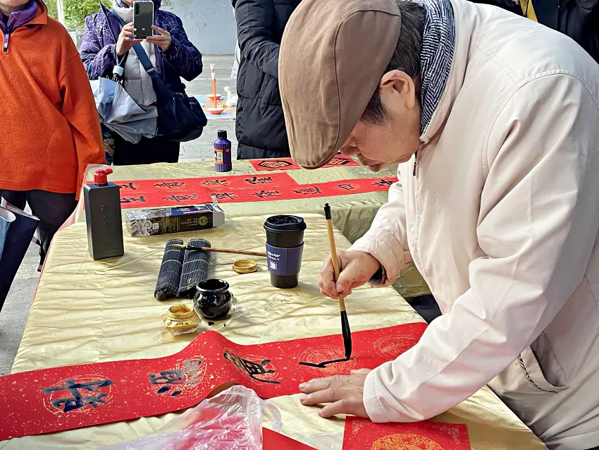 2月7日來碧潭帶走客製春聯，用手寫的溫度，開啟馬到成功的一年。(圖為2025贈春聯活動資料照)