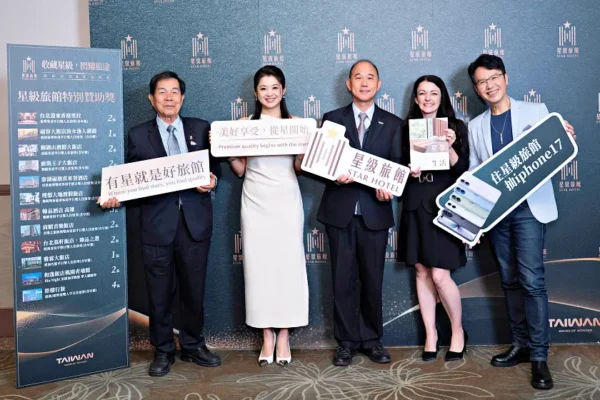 台灣星級旅館協會蔡永興理事長、主持人紀怡如、觀光署主任秘書方正光、Amy英國奶奶與旅遊達人溫士凱合影，共同宣告「收藏星級・閃耀旅途」活動開跑，邀民眾參加線上互動與抽獎。