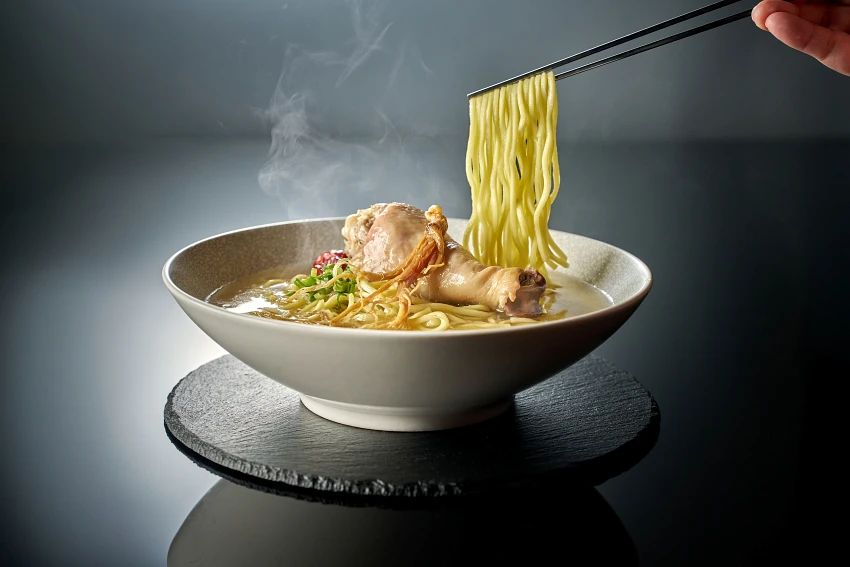 「人參雞湯麵」化用韓式傳統湯頭，以兩種人參幫饕客提振精神。(台北福華大飯店提供)