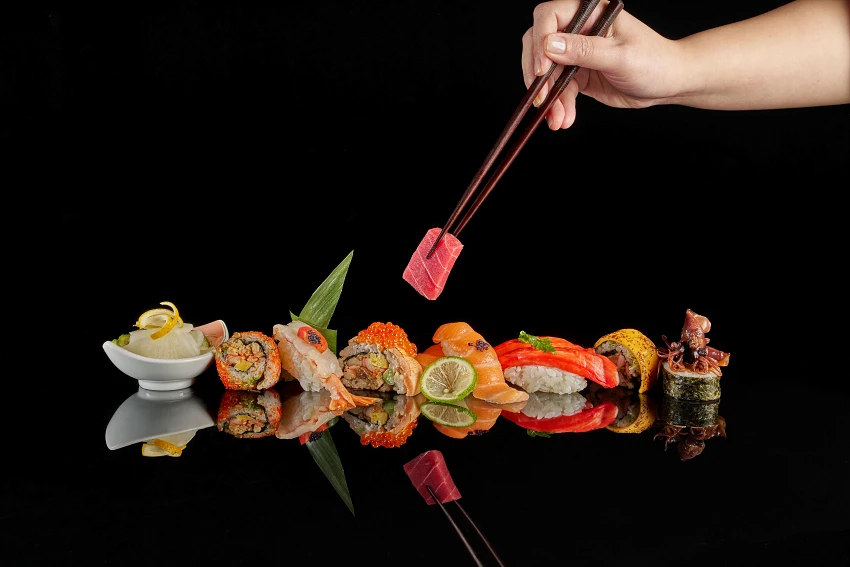 彩虹座的壽司區用料精緻、品項豐富，包括繽紛的花壽司、現做手卷與炙燒握壽司等，備受顧客喜愛。(台北福華大飯店提供)