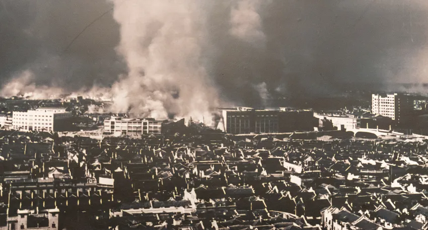 從公共租界拍攝,燃燒中的四行倉庫