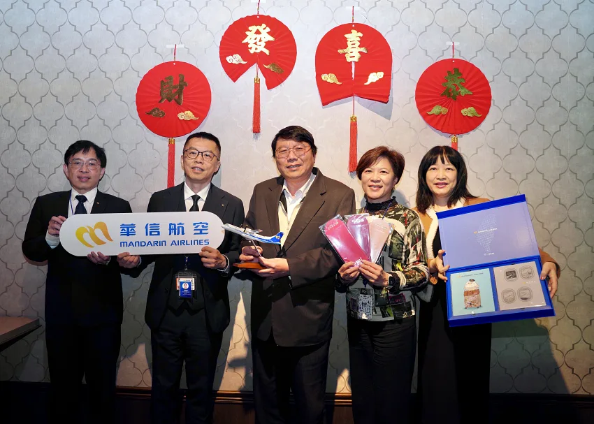 為紓解旅客春節返鄉需求,華信航空春節期間提供國人超過7萬7千座位數協助旅客返鄉過年.