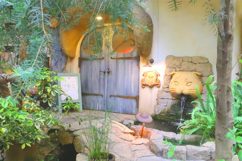 Cat Cafe 手毬之家的外觀。位於吉祥寺プティット村內的特色貓咪咖啡廳外觀，奇幻的入口令人走進童話世界。©吉祥寺プティット村