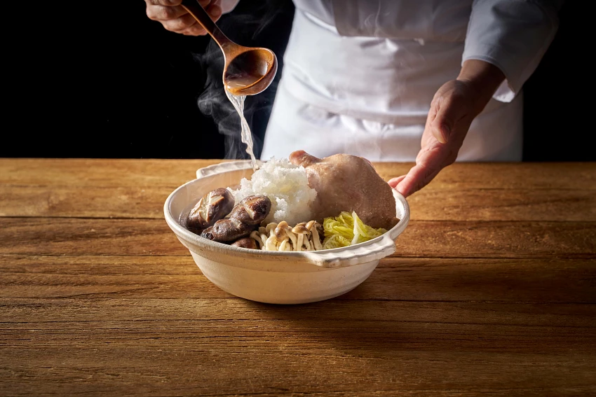 日本冬令鍋物「紅玉雞雪見鍋」以白蘿蔔泥增添湯頭甘甜，更嚴選日月潭紅玉雞讓美味加分。(台北福華大飯店提供)