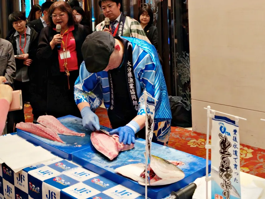 大分縣為日本屈指可數的青甘魚主要產地之一，魚隻在得天獨厚的漁場中成長，肉質緊實、油脂豐富。