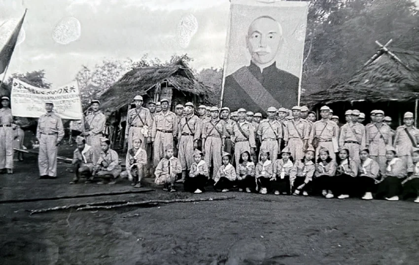 等待搭機撤退的孤軍部隊，跟隨巨幅蔣介石玉照，一起來到台灣