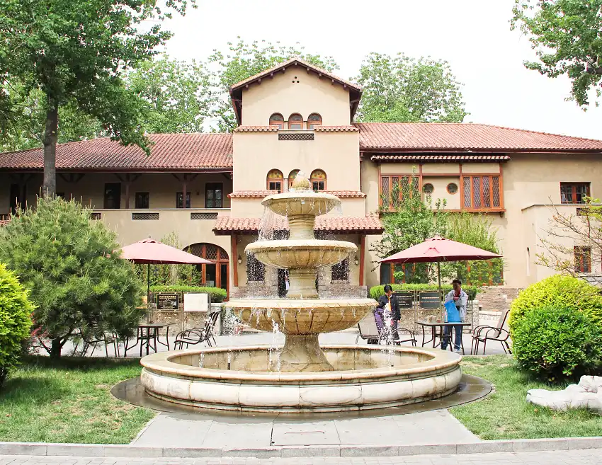 靜園整體外觀優雅，寬廣的庭院與花園水池令人頓生恬適之感