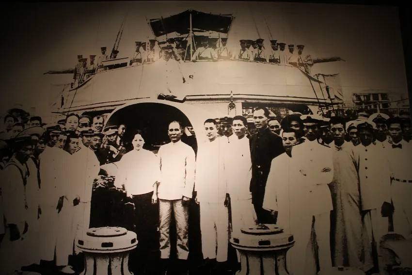 1923年，孫中山平定陳明變後，與宋慶齡再度登艦向官兵致謝並合影