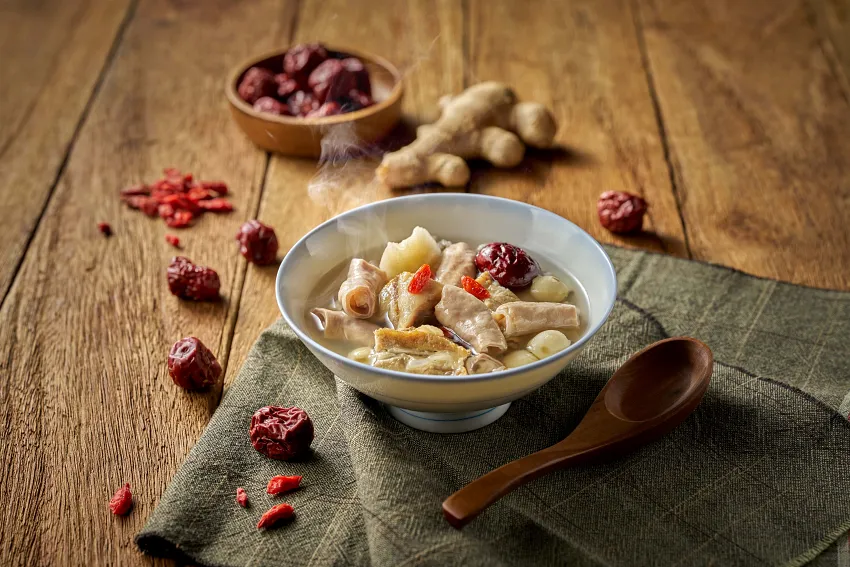 記憶中最熟悉的「四神湯」，以細緻藥材香氣成為冬季必喝補湯。(台北福華大飯店提供)