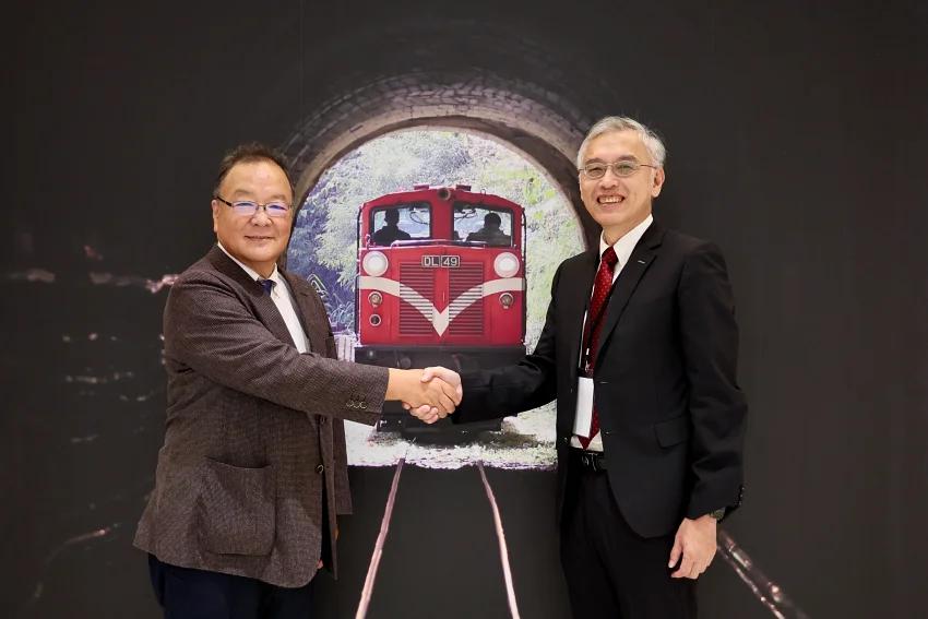 2025年林鐵及文資處王昭堡處長與大井川鐵道鳥塚亮社長合影