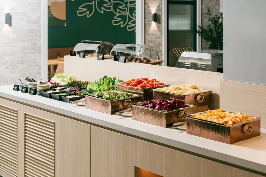 TOK牛排屋舒活自助吧精選18種以上新鮮時旬蔬果，還能吃到宜蘭行健村小農直送的當季有機生菜