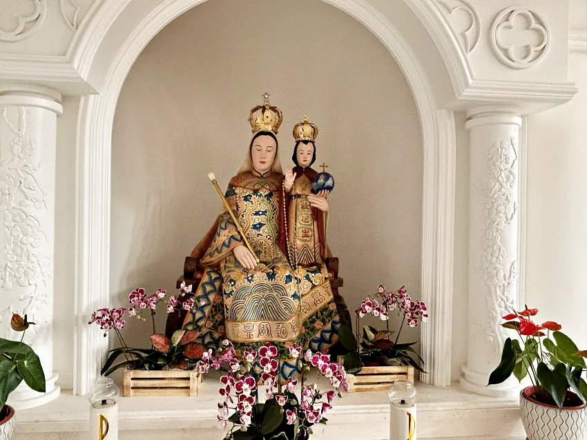 1908年清苑縣東閭教會重新繪製的東閭聖母像，以慈禧太后裝扮為樣板、小耶穌則穿著中國太子服飾