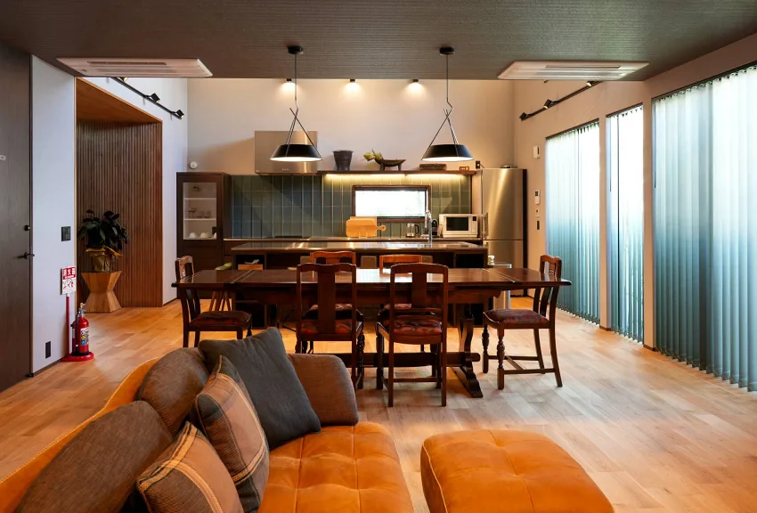 佐賀「Villa 石の蔵 Hotel」位於市中心住宅區，提供安靜且寬敞的客廳空間，並設有開放式浴室讓旅人能邊泡澡邊欣賞風景以釋放疲憊。（圖片由 Booking.com 提供）