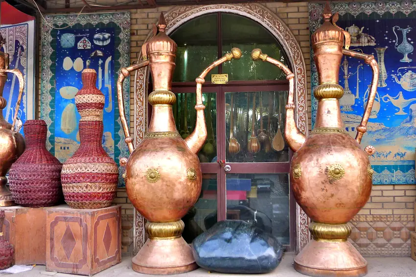 職人巷中有各式各樣的銅器工藝品