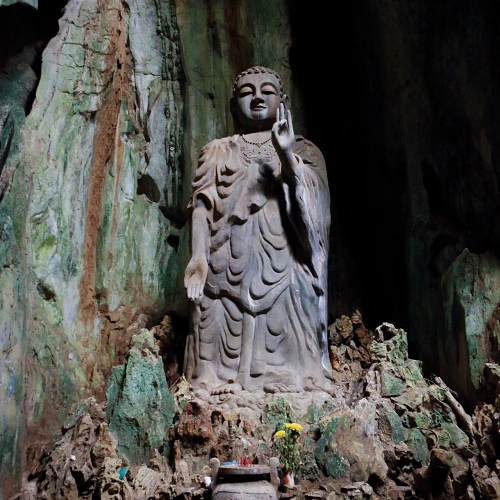水山的石灰岩洞內有許多大小不一的佛像，藏珠洞內的阿彌陀佛為最高大的一座