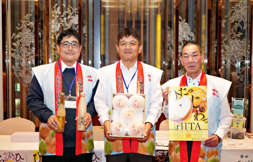 「豐里」為大分縣所開發的大果型梨品種，最佳食用期正值聖誕節前後，因此取自「聖夜（Holy Night）」之意命名，糖度可達 13 度以上，同時帶有適度酸味，風味平衡細膩。