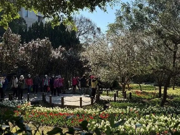 大門入口溫帶花卉布置，營造歐洲花園般的迎賓景致。