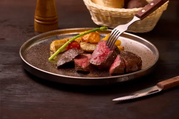 TOK牛排屋以簡單突出食材本色，再以不簡單料理牛排，完整鎖住牛肉的天然口感與脂香甘甜，享受大口吃肉的滿足感