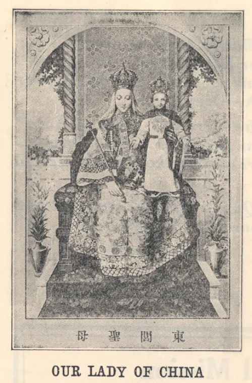 梅山天主堂供奉身穿清朝官服的聖母抱耶穌態像，為全台唯一